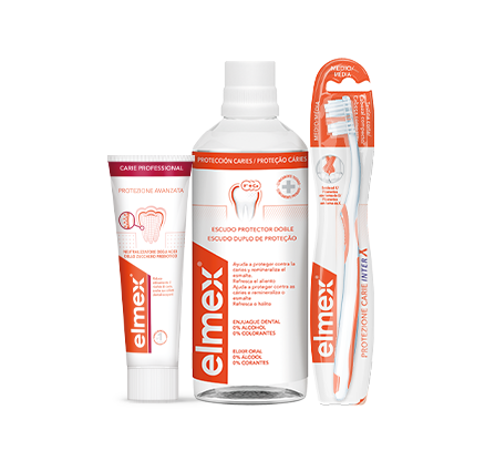 Conjunto de produtos de higiene oral elmex, composto por uma pasta dentífrica, um elixir bucal e uma escova de dentes, sobre fundo laranja
